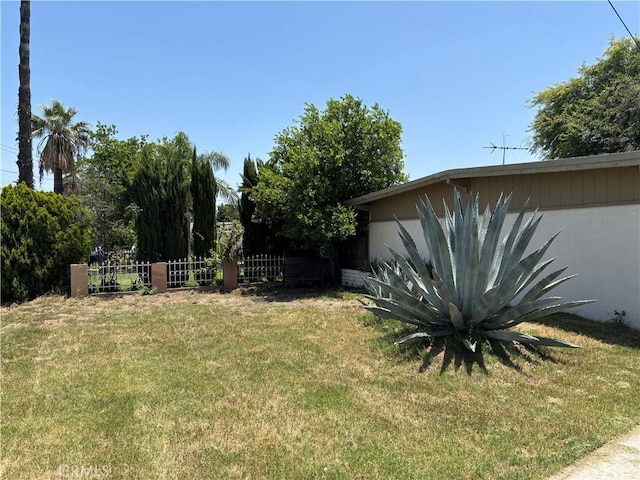 643 W Ramona Dr, Rialto, CA 92376 - view of yard