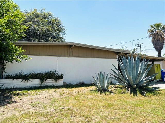 643 W Ramona Dr, Rialto, CA 92376 - view of side of home with stucco siding