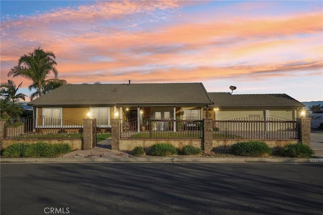 view of front of property featuring stucco siding and a fenced front yard