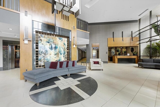 700 W Harbor Dr Unit 402, San Diego, CA 92101 - common area with a towering ceiling