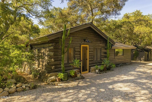 view of front of house with driveway