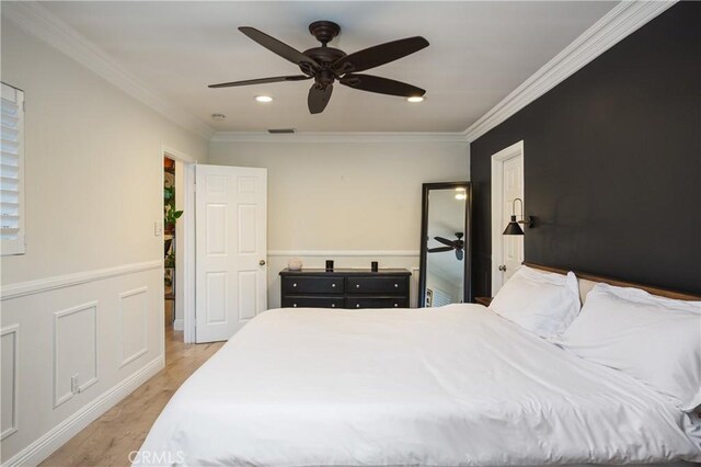bedroom featuring ceiling fan, light wood finished floors, ornamental molding, visible vents, and recessed lighting