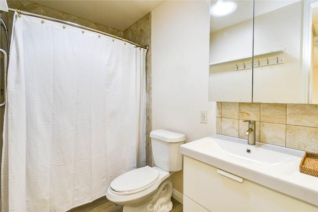 2119 Via Puerta Unit U, Laguna Woods, CA 92637 - bathroom with a shower with shower curtain, toilet, vanity, and decorative backsplash