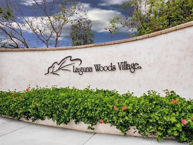 view of community / neighborhood sign