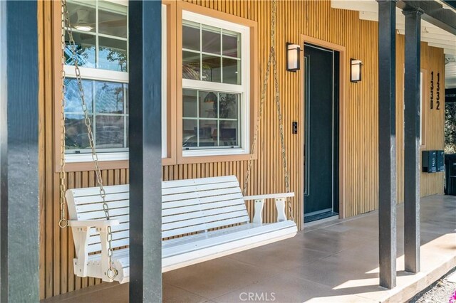 13301332 N Lincoln St, Burbank, CA 91506 - property entrance with a porch