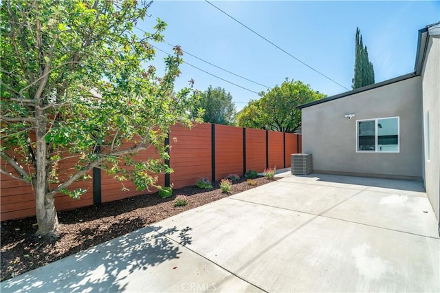 13301332 N Lincoln St, Burbank, CA 91506 - view of patio featuring fence