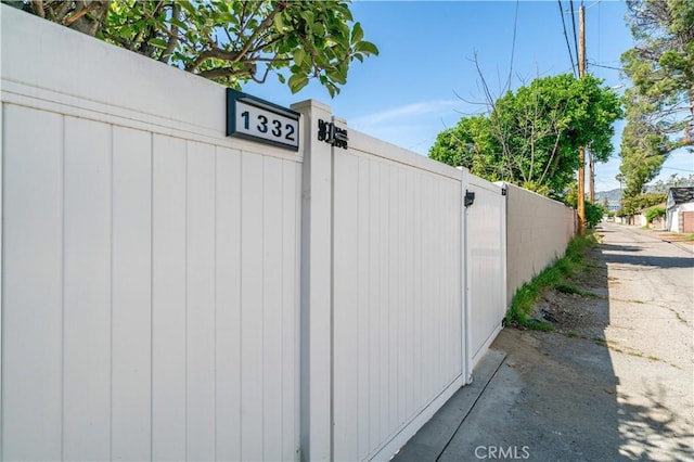 13301332 N Lincoln St, Burbank, CA 91506 - details featuring fence