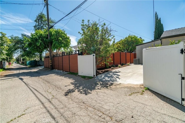 13301332 N Lincoln St, Burbank, CA 91506 - exterior space featuring a gate