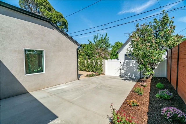 13301332 N Lincoln St, Burbank, CA 91506 - view of patio / terrace featuring a fenced backyard