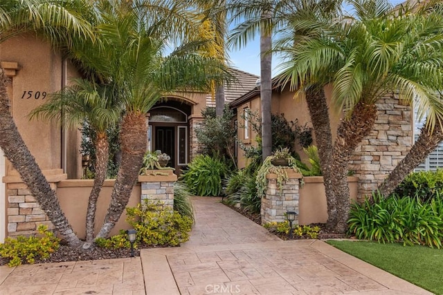 view of exterior entry with stucco siding