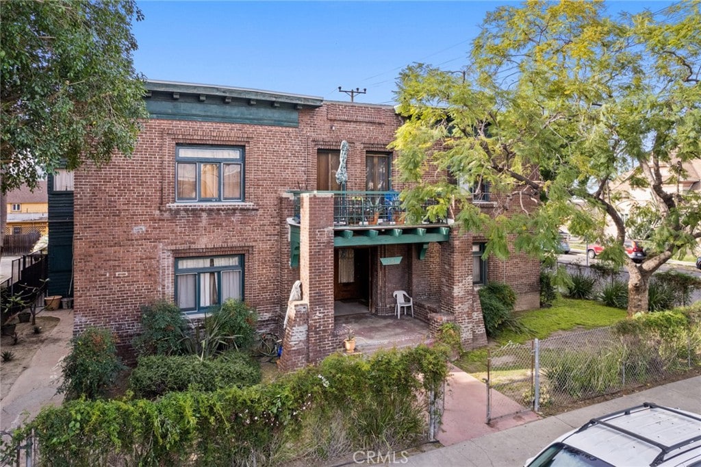 2101 Bonsallo Ave, Los Angeles, CA 90007 - view of property featuring fence