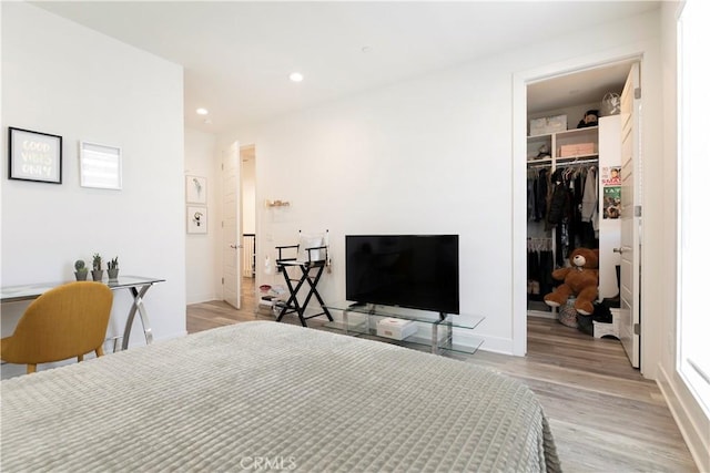 20512 W Esmeralda Ln, Porter Ranch, CA 91311 - bedroom featuring light wood finished floors, a walk in closet, recessed lighting, a closet, and baseboards