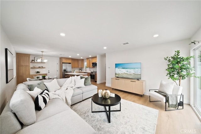 living room featuring visible vents, recessed lighting, light wood finished floors, and baseboards