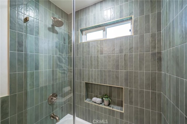 full bathroom featuring tiled shower / bath combo