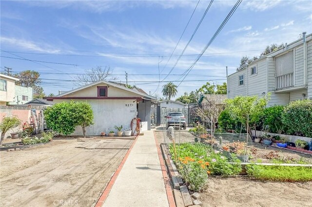 927 E 28th St, Los Angeles, CA 90011 - rear view of property with fence and a vegetable garden