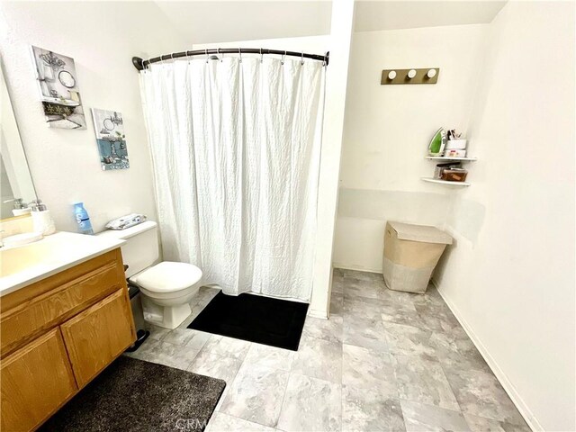 1078 W King St, Banning, CA 92220 - full bathroom featuring toilet, vanity, and a shower with shower curtain