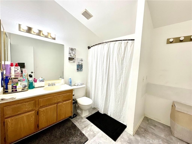 1078 W King St, Banning, CA 92220 - bathroom featuring toilet, curtained shower, vanity, visible vents, and lofted ceiling