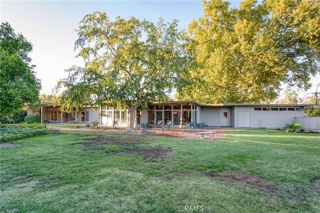5646 E Park Circle Dr, Fresno, CA 93727 - back of house with a yard