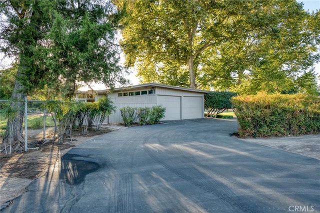 5646 E Park Circle Dr, Fresno, CA 93727 - view of detached garage