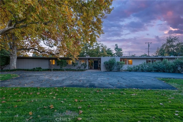 5646 E Park Circle Dr, Fresno, CA 93727 - view of front facade with a lawn