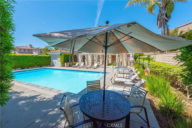 2587 Villamonte Ct, Camarillo, CA 93010 - pool featuring fence and a patio