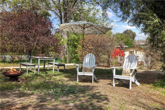 view of yard featuring an outdoor fire pit