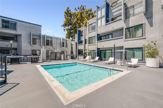1940 N Highland Ave Unit 69, Los Angeles, CA 90068 - community pool featuring a grill, a patio, and a residential view