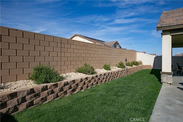 6335 Oldfield St, Lancaster, CA 93536 - fenced backyard with a patio area