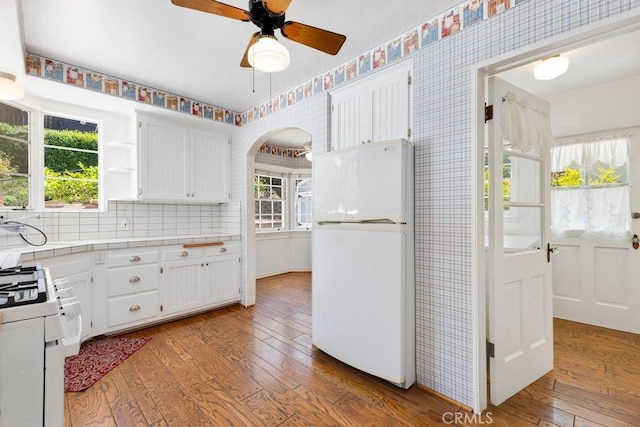 kitchen with wallpapered walls, light wood-type flooring, and white appliances