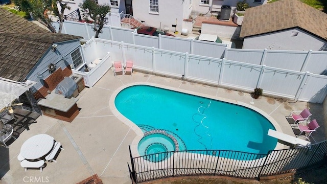 view of swimming pool featuring a fenced backyard, a patio area, and a pool with connected hot tub