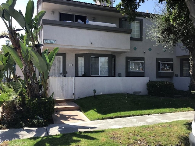 13919 Arthur Ave Unit 22, Paramount, CA 90723 - view of front facade featuring a front lawn and stucco siding