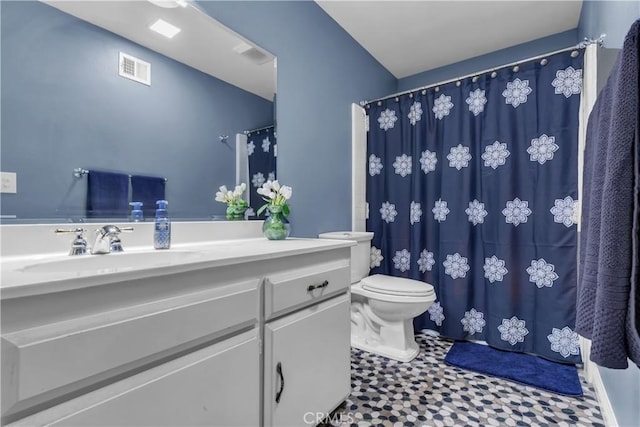 full bath featuring toilet, visible vents, vanity, and a shower with curtain