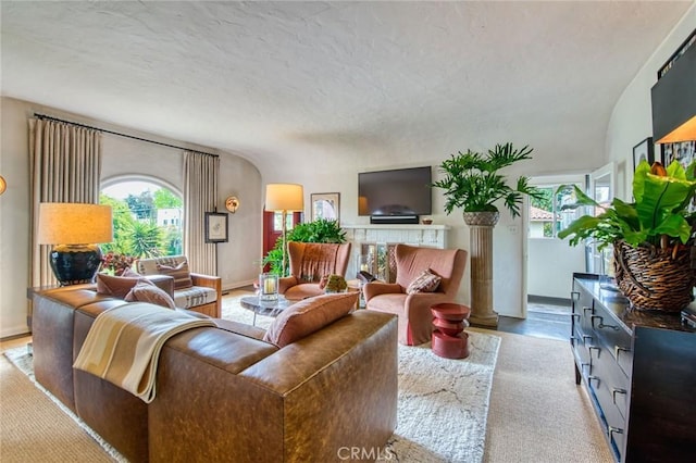 4912 Edgewood Pl, Los Angeles, CA 90019 - living area featuring arched walkways and baseboards