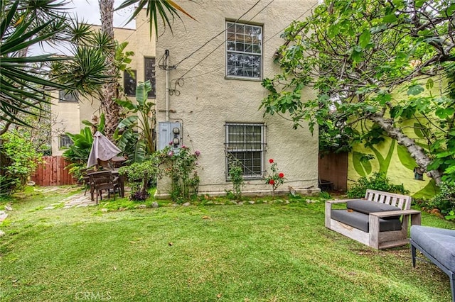 4912 Edgewood Pl, Los Angeles, CA 90019 - view of yard featuring fence