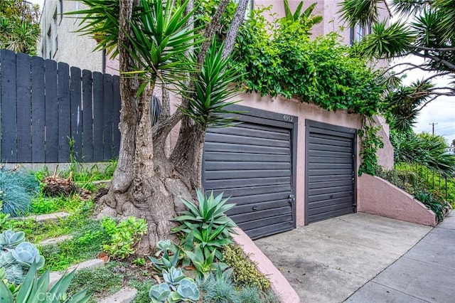 4912 Edgewood Pl, Los Angeles, CA 90019 - view of outbuilding with fence and a garage