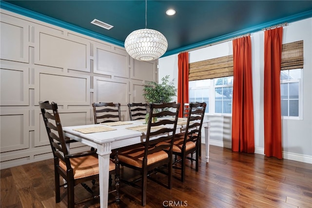 dining space with recessed lighting, an inviting chandelier, visible vents, dark wood-type flooring, and baseboards