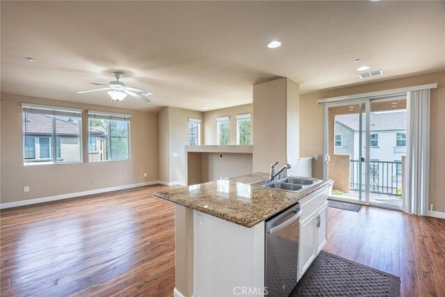 25102 Goodrich Ct, Stevenson Ranch, CA 91381 - kitchen featuring plenty of natural light, light wood finished floors, dishwasher, visible vents, and a sink