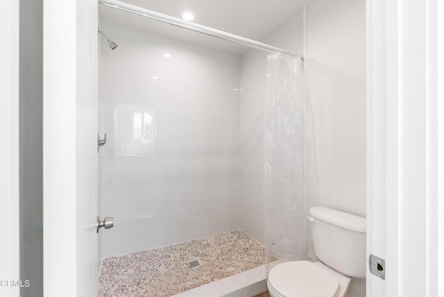 8751 Odessa Ave, North Hills, CA 91343 - full bath with a shower with curtain and recessed lighting