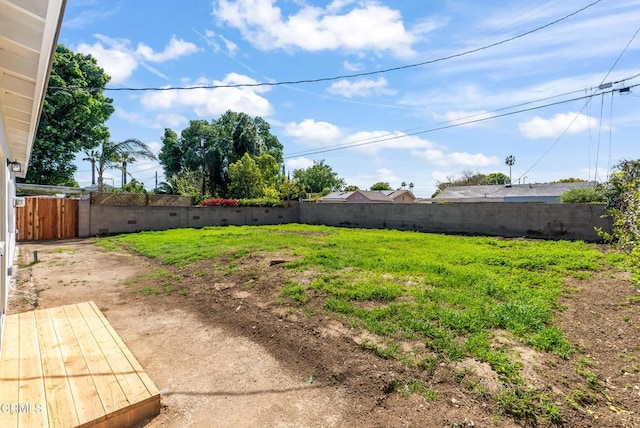 8751 Odessa Ave, North Hills, CA 91343 - view of yard