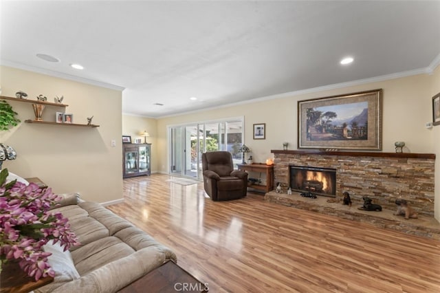 living room with baseboards, recessed lighting, wood finished floors, crown molding, and a fireplace