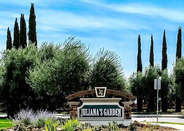 view of community / neighborhood sign