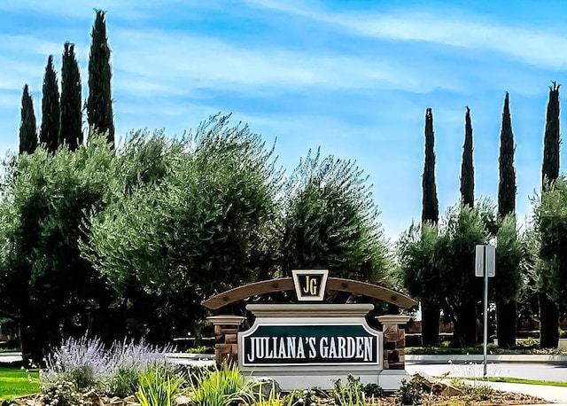 5206 Village Green Ln, Bakersfield, CA 93306 - view of community sign