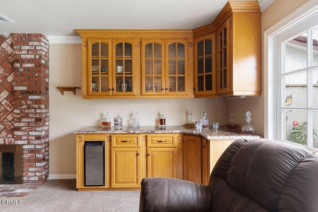 bar featuring light carpet, beverage cooler, baseboards, visible vents, and ornamental molding