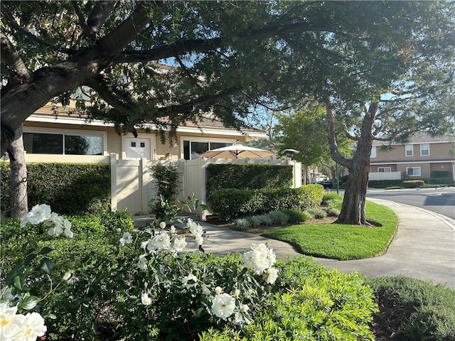 view of front facade with stucco siding and fence