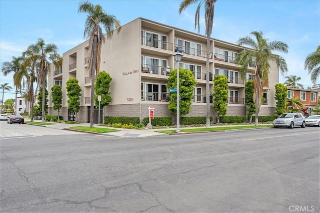 view of apartment building / complex