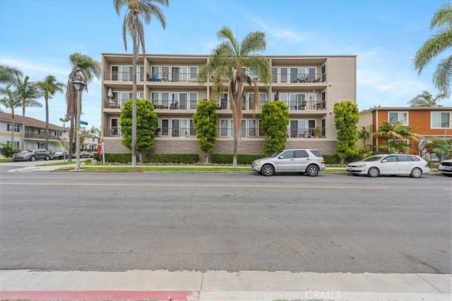 view of apartment building / complex