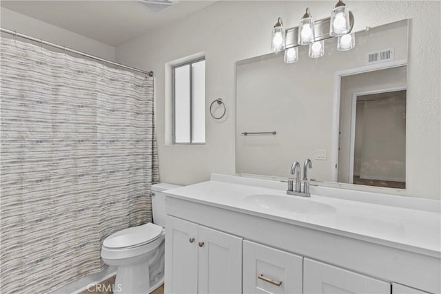 603 S Palm Ave Unit A, Hemet, CA 92543 - bathroom featuring visible vents, curtained shower, toilet, and vanity