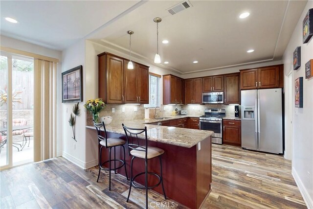 117 Village Cir, Pismo Beach, CA 93449 - kitchen featuring visible vents, a sink, a peninsula, light wood-style floors, and stainless steel appliances