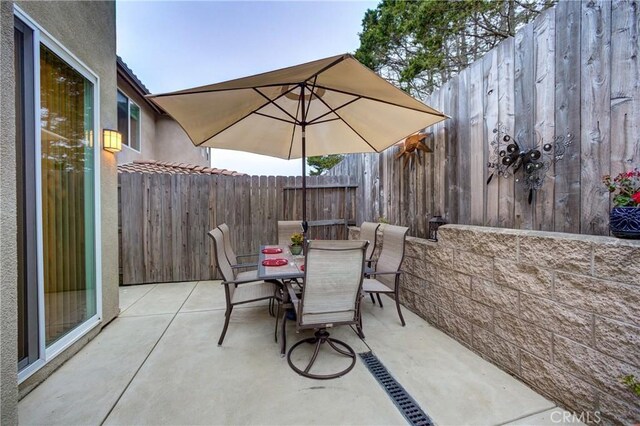 117 Village Cir, Pismo Beach, CA 93449 - view of patio featuring fence and outdoor dining area