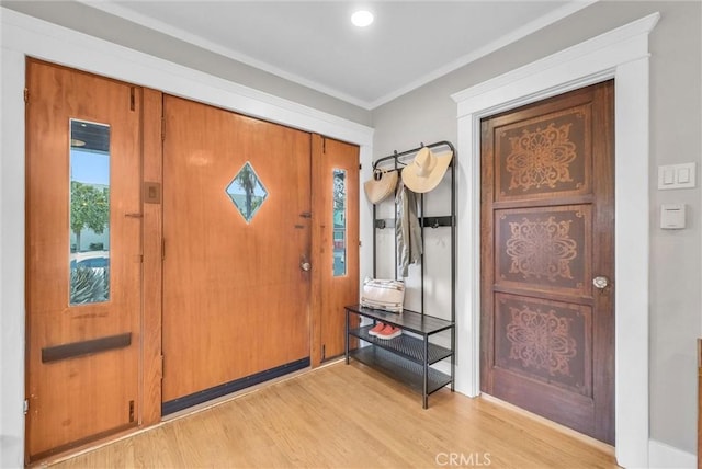 524 Walnut Ave, Long Beach, CA 90802 - entrance foyer featuring light wood-type flooring and ornamental molding